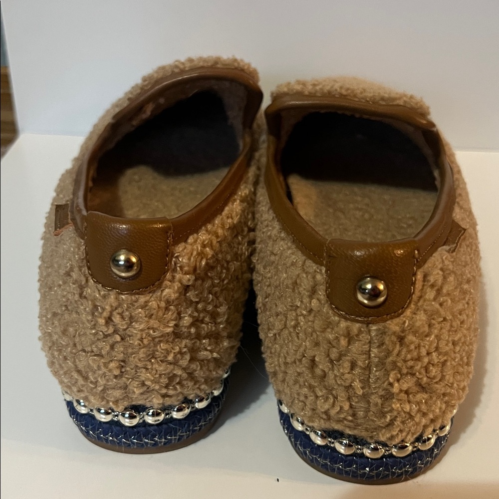Chelsea & Violet Tan Faux Shearling Studded Denim Trim Loafers Size 7 - Picture 4 of 7